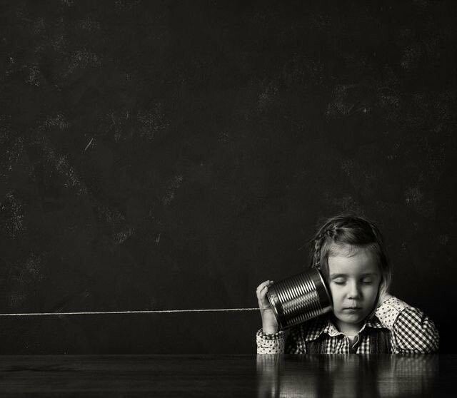 Она слушает. Ждёт. Верит, что на том конце кто-то есть.

Верёвка уходит в никуда. Но она не знает.