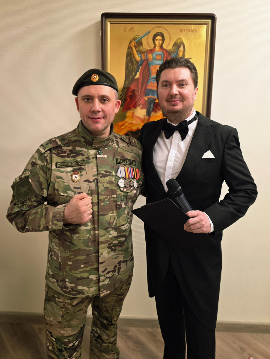 Ветеран боевых действий, участник СВО, руководитель Ансамбля 3-й армии «Новороссия», гвардии старший лейтенант Роман Разум и солист Москонцерта Илья Ушуллу