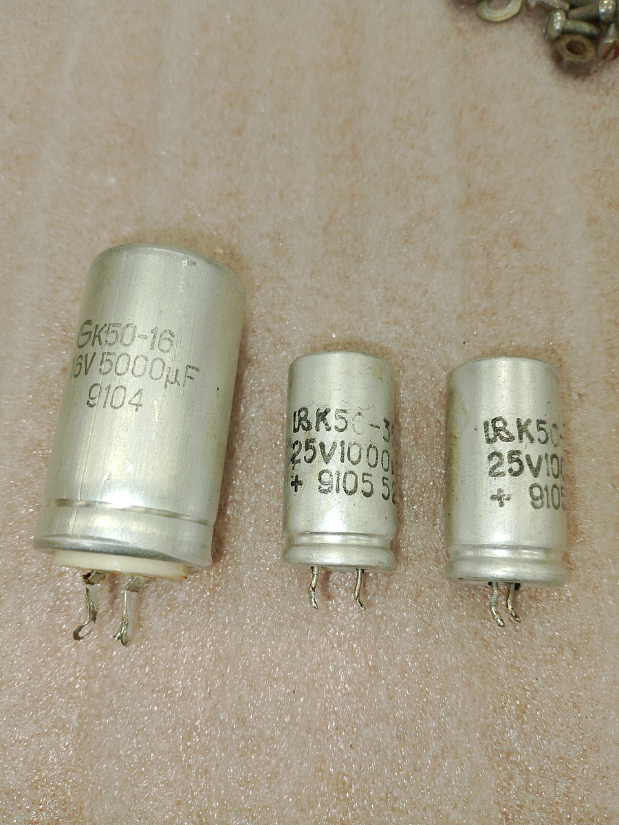 Красавцы: слева армянский, справа другого производителя