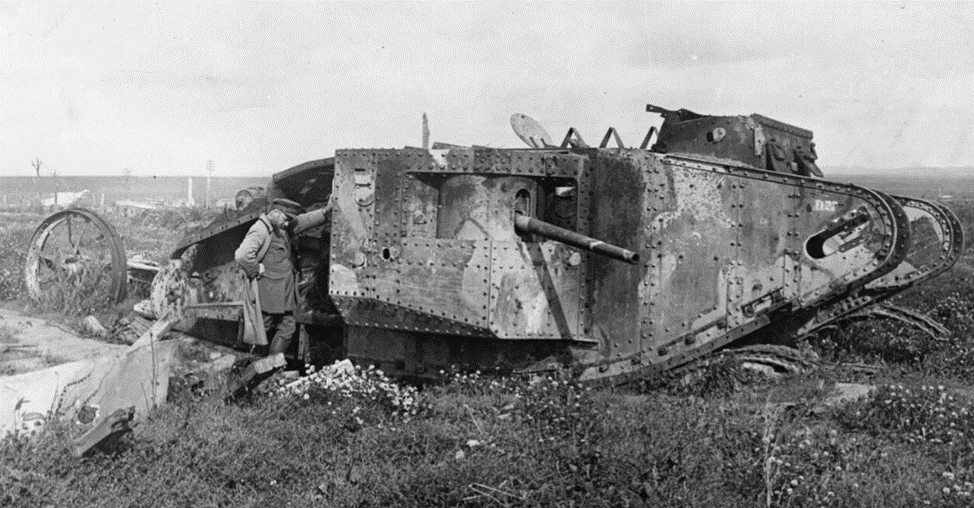 Подбитый Британский танк Mark I, 1916г. Фото из открытых источников.
