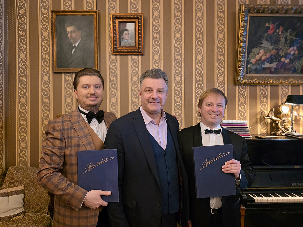 Илья Ушуллу, президент Межрегионального Шаляпинского Центра Сергей Есин, пианист Михаил Ченцов.