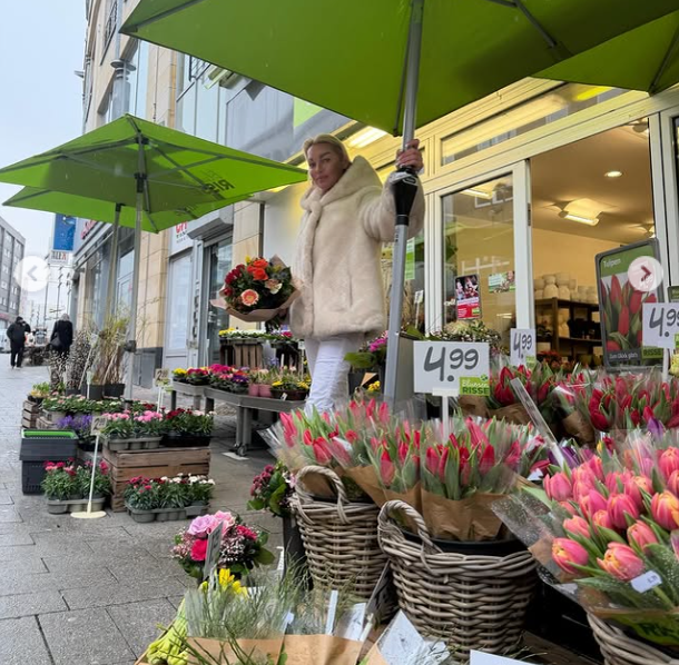 Ужасная страна, просто ужасная. Букет тюльпанов за 500 рублей. Ужас просто. 