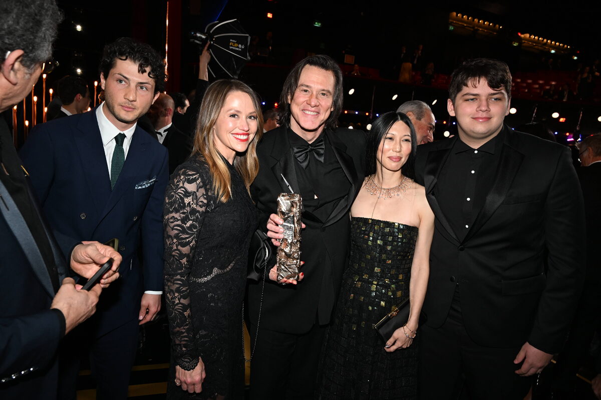 Джим Керри с дочкой Джейн, возлюбленной Минзи и внуком Джексоном