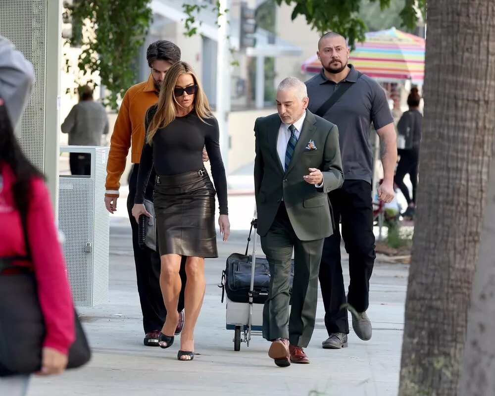 Дениз Ричардс с адвокатом и охраной📷
