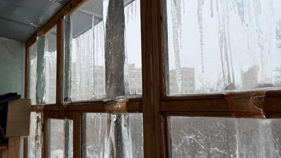 Балкон одной из квартир топит в доме №25 на Осановском проезде в Вологде