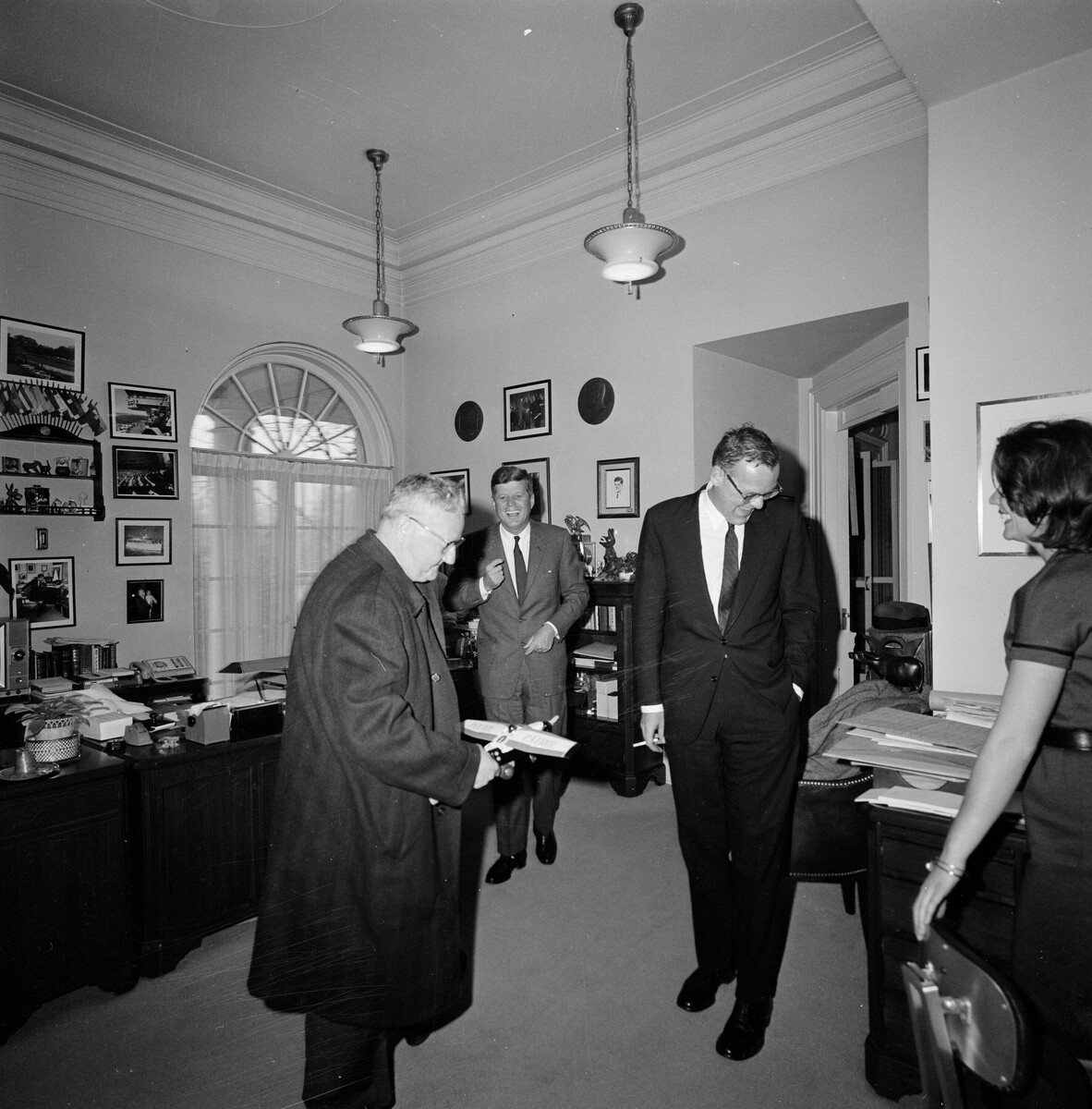 Военный помощник президента генерал Честер Клифтон, президент Джон Кеннеди, Лем Биллингс и секретарь президента Эвелин Линкольн. Белый дом, 18.01.1963.