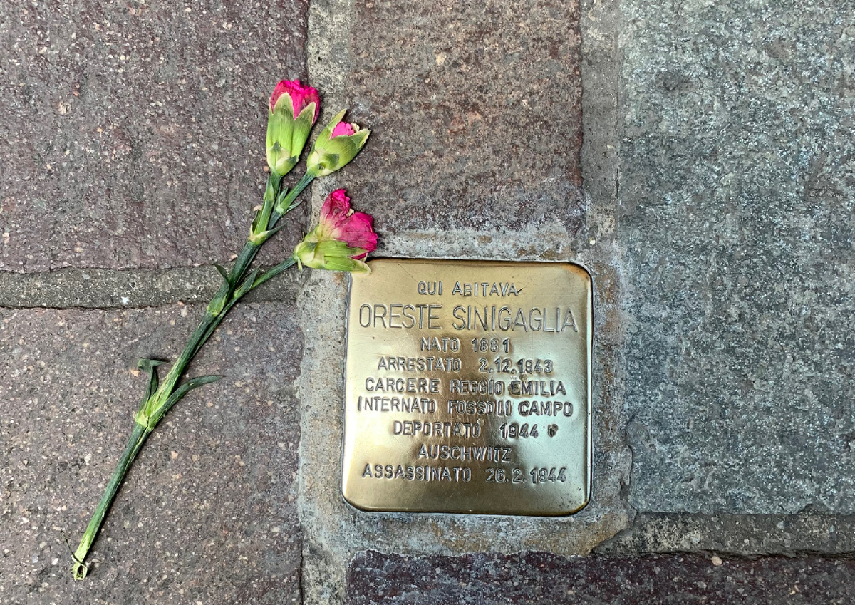 Здесь жил Оресте Синигалья, 1881 года рождения, арестован 02.12.1943, содержался в тюрьме Реджо Эмилии, депортирован в Освенцим, убит 26.02.1944