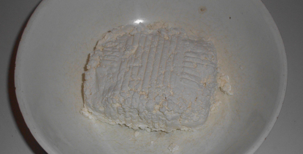 Пачка творога в миске. Фото автора канала Житейская проза