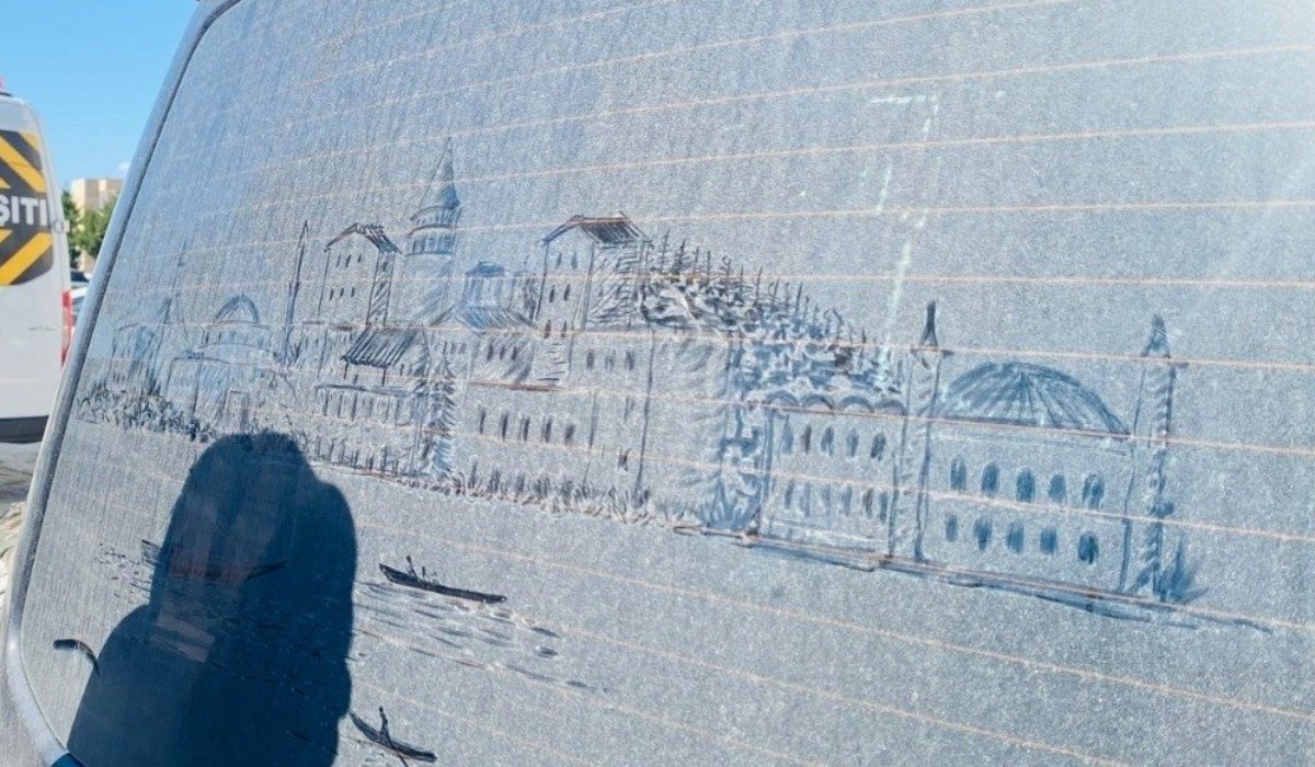 Фото: https://www.dailysabah.com/turkiye/hearing-impaired-artist-paints-istanbul-landscapes-on-dusty-cars/news
