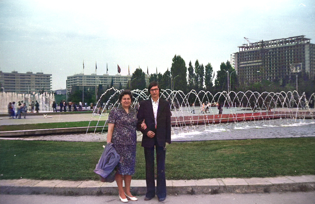 На Бульваре, на фоне строящейся гостиницы Апшерон", 1977