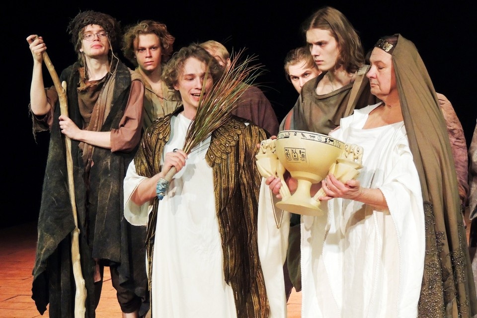    В спектакле «Иосиф и его братья» есть над чем посмеяться и где всплакнуть, чувствительные зрители наверняка прольют слезы сострадания к героям Анастасия ПЛЕШАКОВА