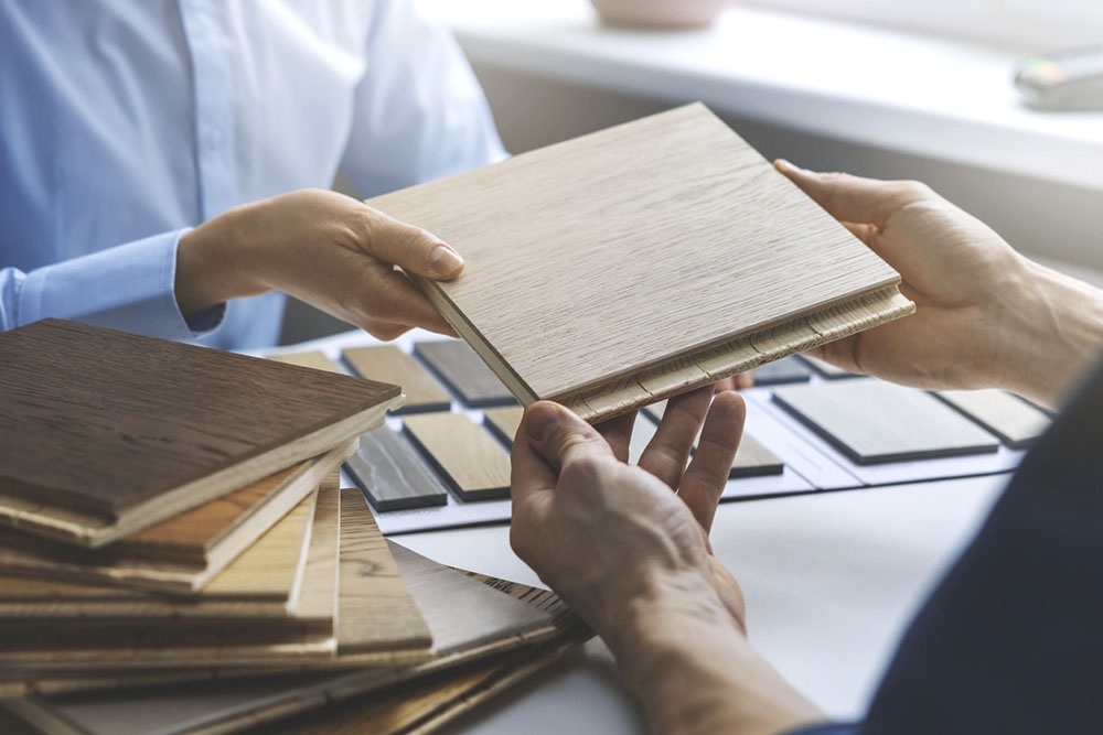    Замена напольного покрытия меняет облик дома: интерьер становится эстетичнее и уютнее. / iStock