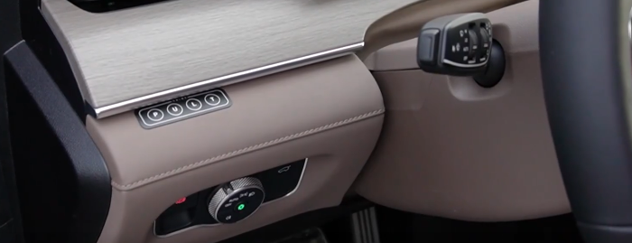 Выделенное место под клавиатуру в салоне Tenet T8