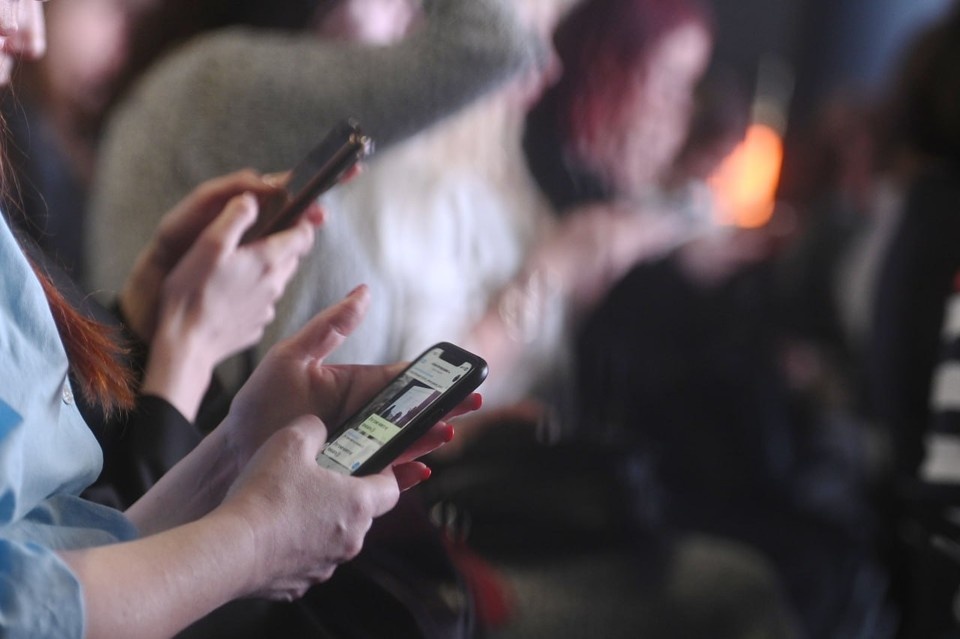    Новая сеть LTE охватывает вестибюль, эскалаторы и платформу. Алексей БУЛАТОВ