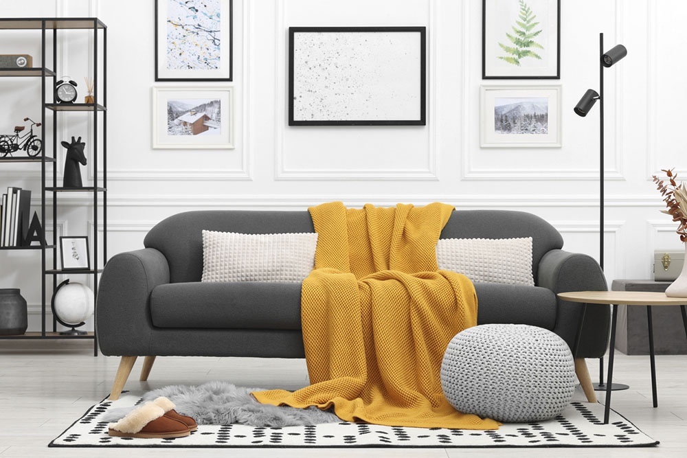    Плед на диване, декоративные подушки, ковры и плотные шторы мгновенно преображают пространство, делая его теплее и комфортнее. Текстиль смягчает строгие линии мебели и добавляет ощущение защищенности. / Фото: iStock