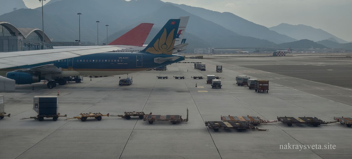 Ситуация «ждун» в мире авиации. Мы внутри одного из этих красавцев, а за окном — его коллеги, которые, наверное, тоже везут кого-то в отпуск, на работу или в бегство