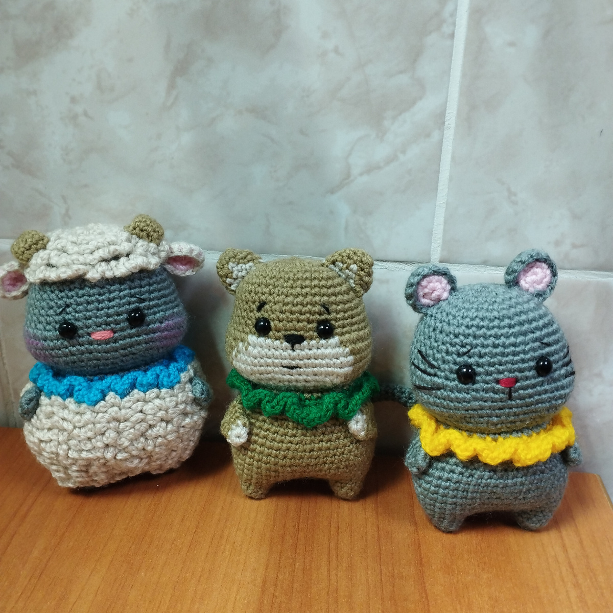 Овечка, собачка, мышка. Светло серого цвета у меня не оказалось, поэтому взяла тёмный. Связаны игрушки из детской новинки. 