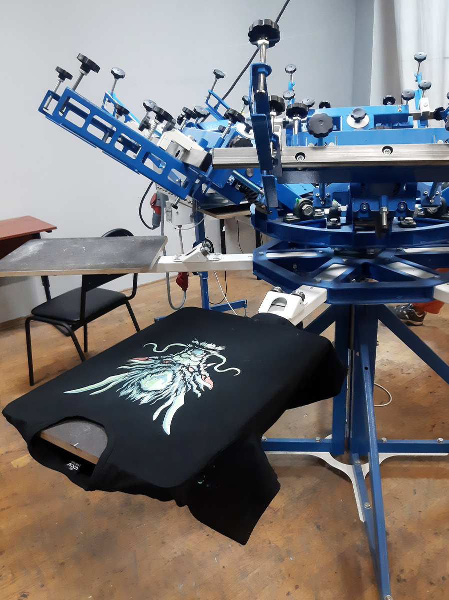 Карусельный станок для шелкографии на ткани и широкоформатный принтер
