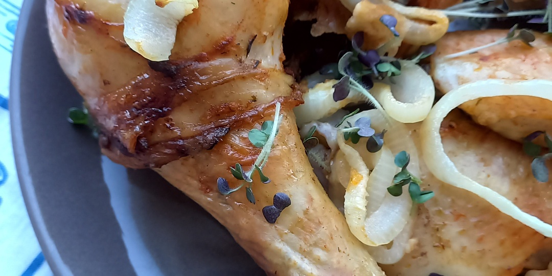 Запечённая курица с травами на пшеничной лепёшке