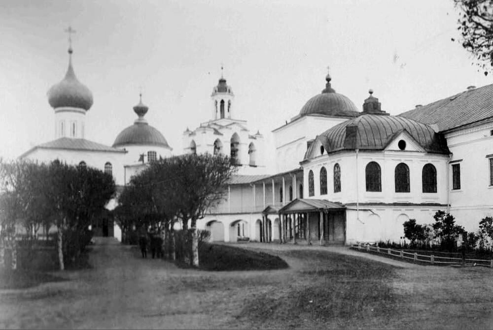 Вид на Спасо-Преображенский собор, церковь Ярославских чудотворцев, звонницу, Крестовую церковь. На переднем плане - сени настоятельских покоев, от которых отходит та самая крытая галерея. Снимок В. А. Лопатина, предположительно 1885 год. Из фондов ГАЯО.