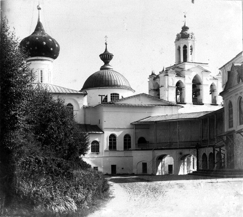 Вид на Спасо-Преображенский собор, церковь Ярославских чудотворцев, звонницу и галерею. Снимок С. М. Прокудина-Горского, 1910 год.