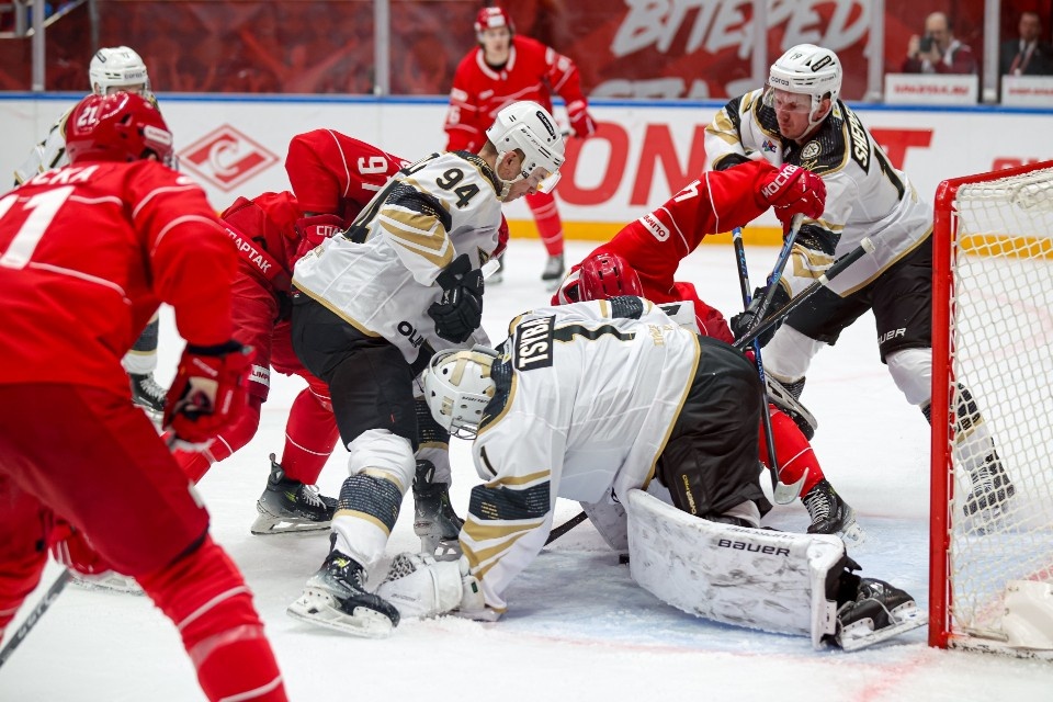    Встреча выдалась результативной, но «Адмирал» забил вдвое меньше. Фото: ХК «Адмирал»