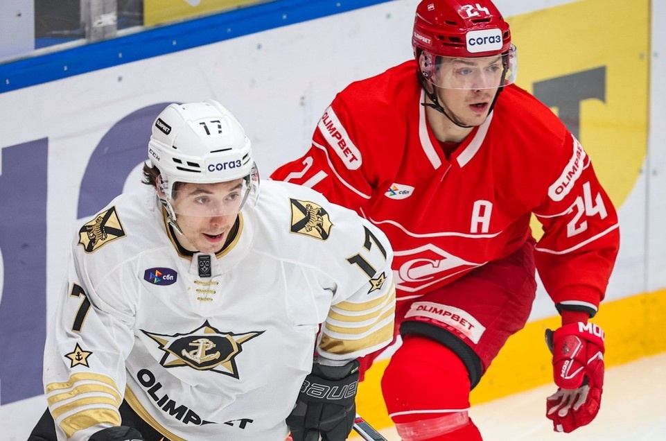    «Адмирал» вернулся в игру, но отдал концовку матча сопернику. Фото: ХК «Адмирал»