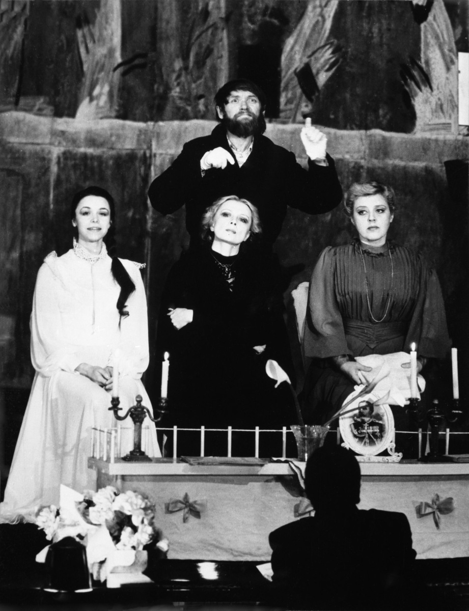    Театр на Таганке. Сцена из спектакля «Три сестры»