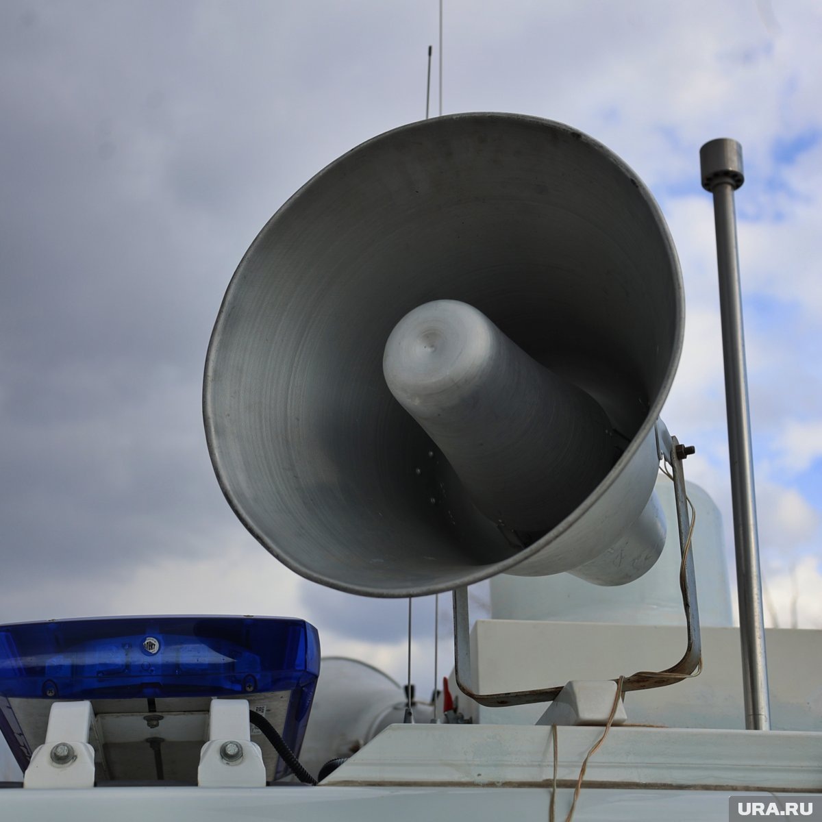     Сигнал ракетной опасности передают с помощью всех технических средств связи