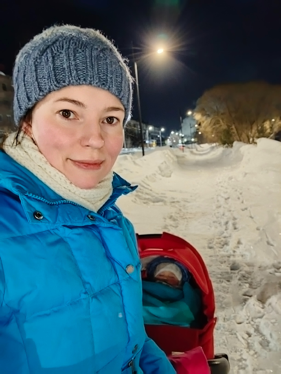 На прогулке с Алисой по набережной Камы. С коляской проехать было крайне сложно