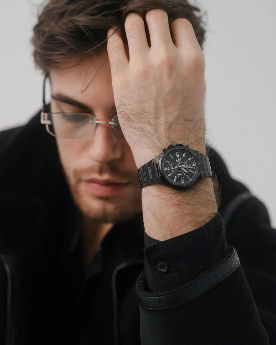 Часы дополняют стиль. Подходят разному гардеробу, но удачное сочетание — с одеждой такого же цвета