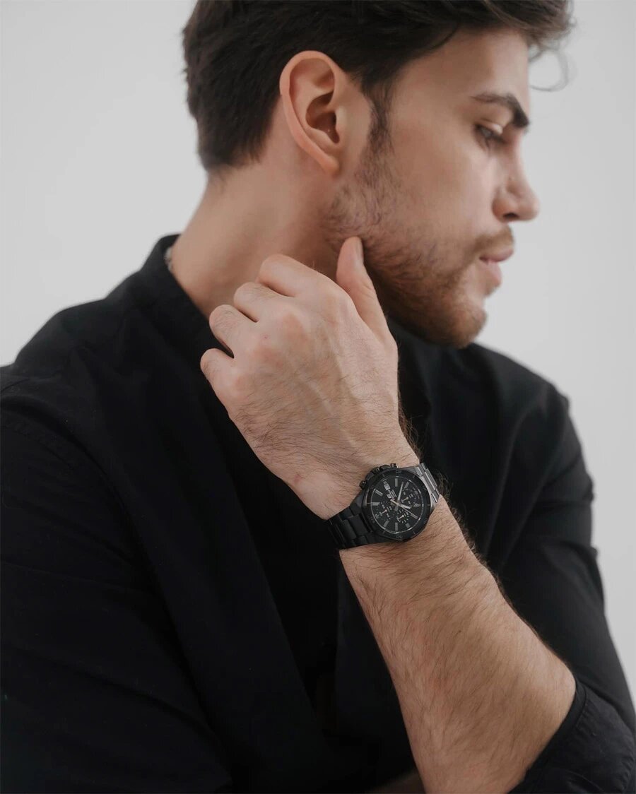 Сталь приятно холодит руку, вес ощущается, но не тяготит