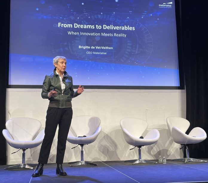 Бриджит де Вет-Вейтен из Materialise выступает на AMS 2025