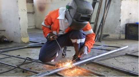 Специалист, пойманный за высоко-технической работой. Фото из свободного Интернет-пространства.