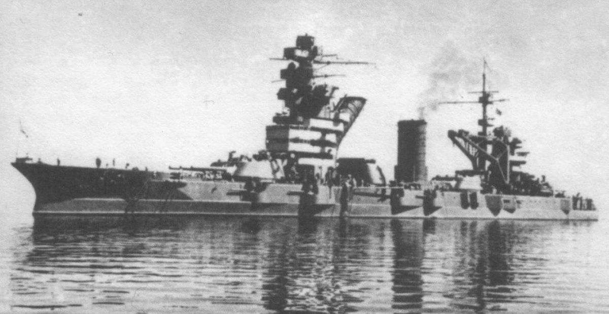    До начала Великой Отечественной войны линейный корабль «Октябрьская революция» базировался в Таллине, но к июлю 1941 года успел перебраться в Кронштадт и уже через месяц был включен в систему артиллерийской обороны Ленинграда.