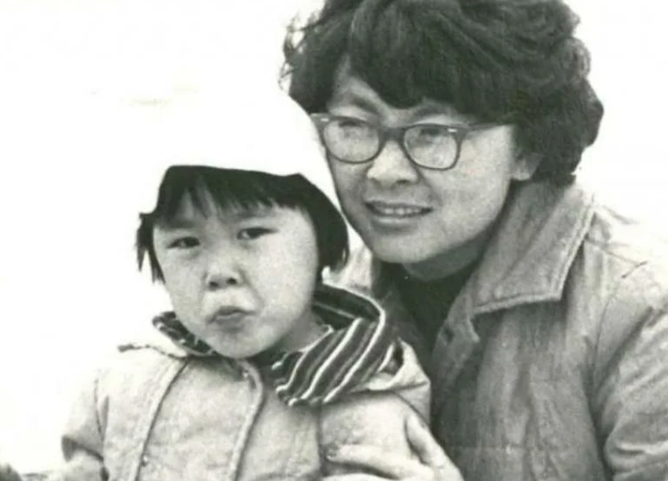 Анита Цой в детстве с мамой. Фото: соцсети