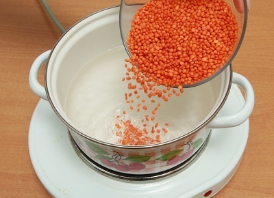    Шаг 1. Сварите чечевицу