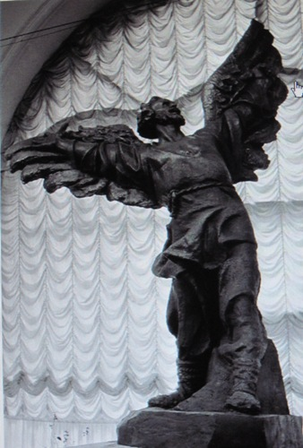 Скульптура  "Первые крылья"