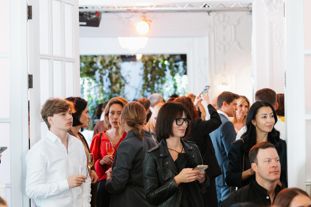 Последние годы научили нас: поездка должна иметь содержание. Просто «быть на форуме» — мало. Важен контекст, уровень сообщества и те смыслы, которые можно забрать с собой в бизнес.