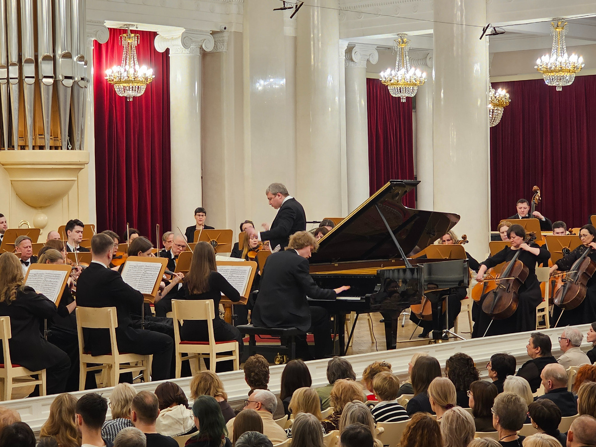 Симфонический оркестр Карельской филармонии. Дирижёр - Анатолий Рыбалко. Солист - Иван Бессонов.