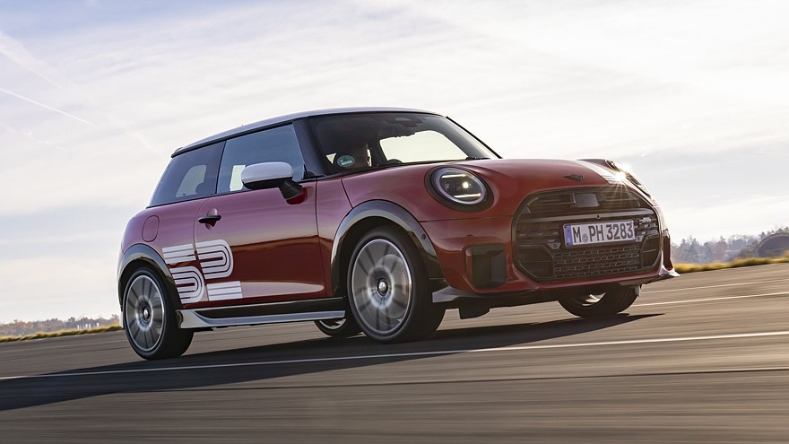    На фото: Mini John Cooper Works 1965 Victory Edition