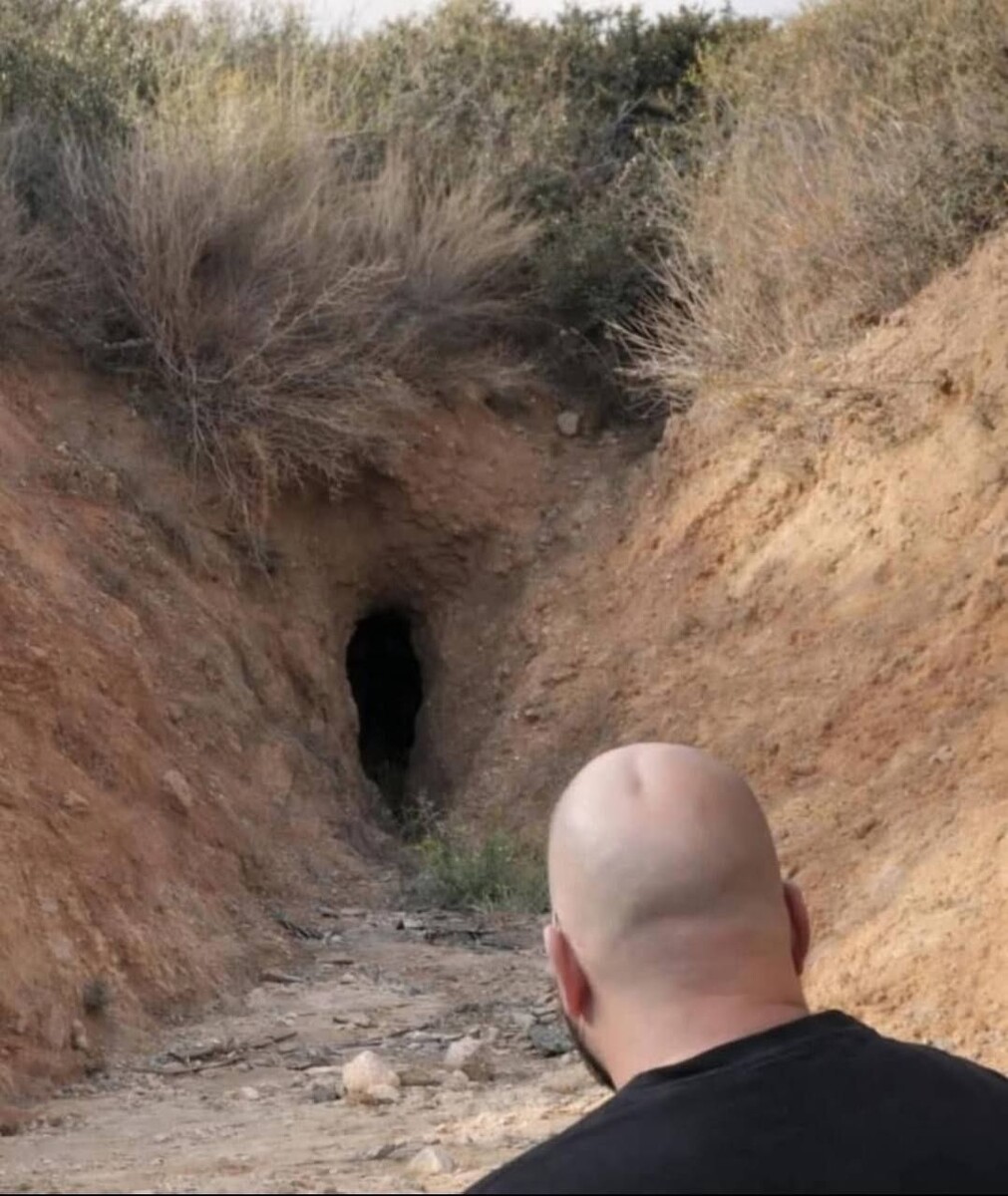 НА ФОТО : ЛЫСЫЙ МУЖЧИНА ПРИСТАЛЬНО ЗАГЛЯДЫВАЕТ В НОРКУ, ЕЖЕЛИ ЧТО!!!