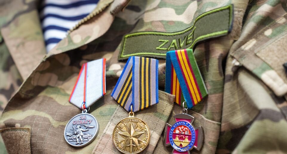    Вручение добровольцам отряда БАРС медалей "За храбрость" II степени / Медиасток.рф