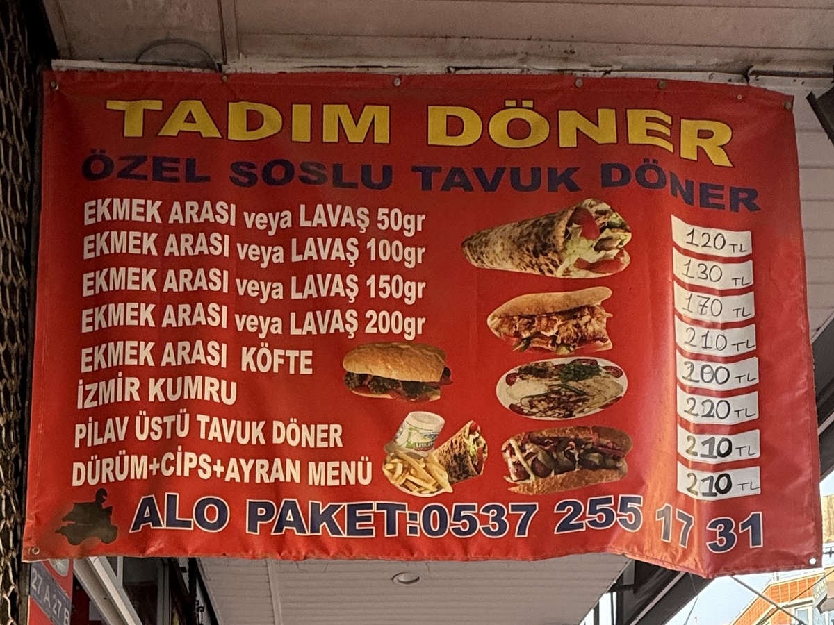 Стандартная цена в забегаловках: любимый комбо дурум+фри+айран 210 лир