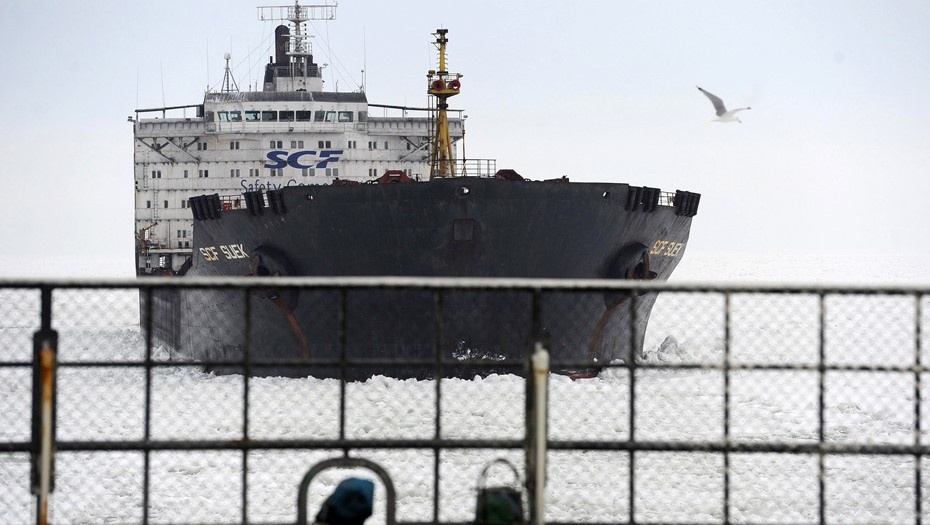    Судно в обледеневшем Финском заливе. Февраль 2011 года. Автор фото: Руслан Шамуков/ИТАР-ТАСС