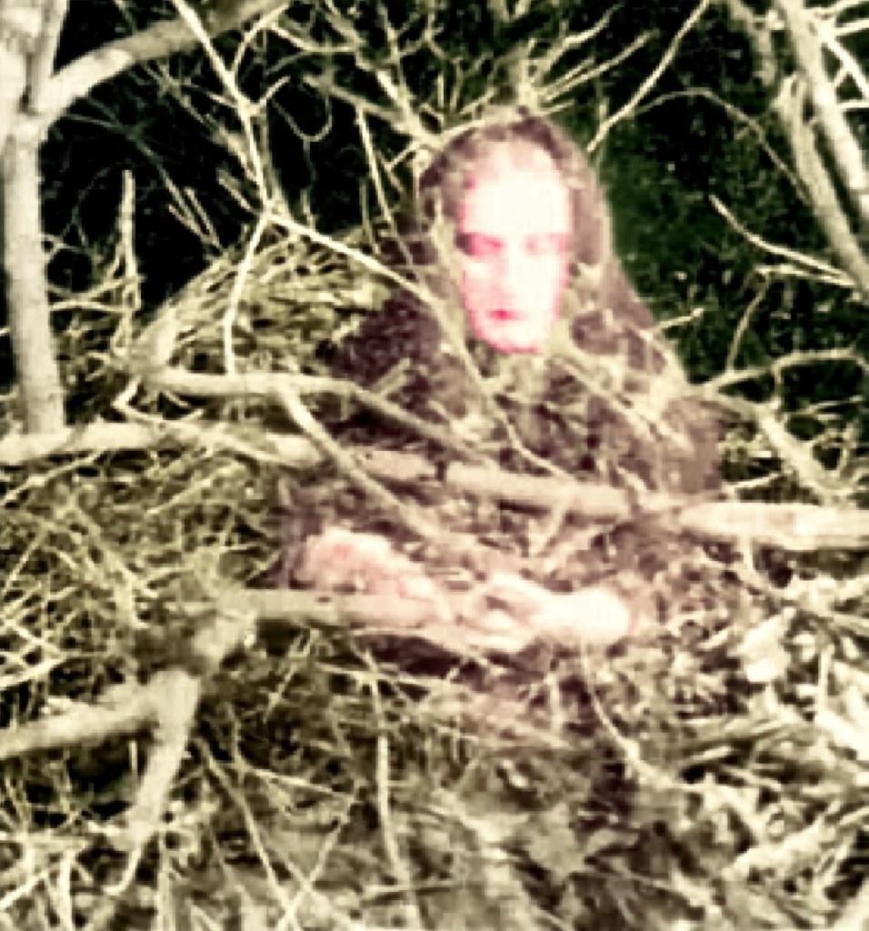 Призрак одной монахини-отшельницы, которая самовольно покинула местный монастырь и несколько лет прожила в землянке в одиночестве. После чего, она также в одиночестве умерла в середине 50-х годов XX века. Но проведшей несколько лет в строгом посте и молитве. Она и по сей день, является паломникам, которые приезжают в здешние места под Афиной в Греции. Кроме того, с помощи фотоаппаратов и видиокамер, появление её призрака удаётся заснять...