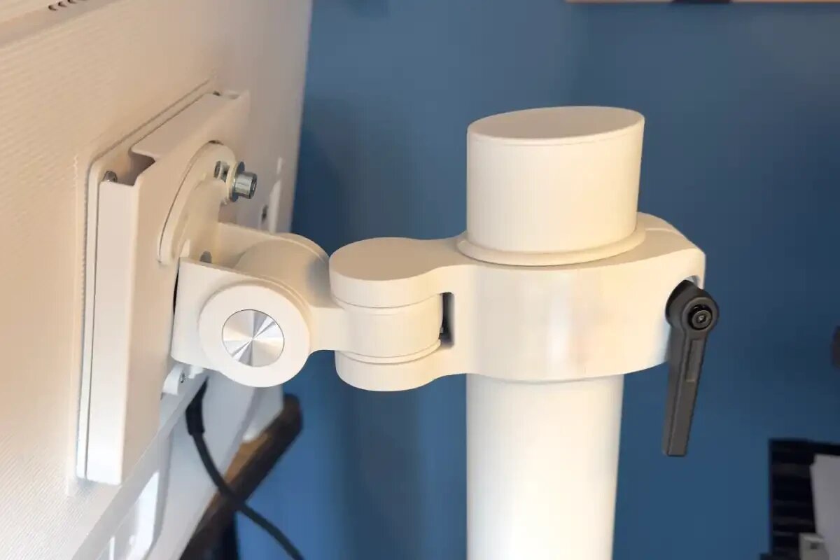    Samsung Movingstyle M7: 32-дюймовый 4K-монитор на колёсах за $700