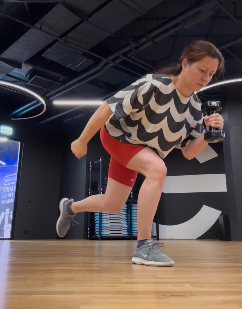 Почти так, только вторая нога впереди, а в руках бутылка, телефон и лист, которые пересталяю