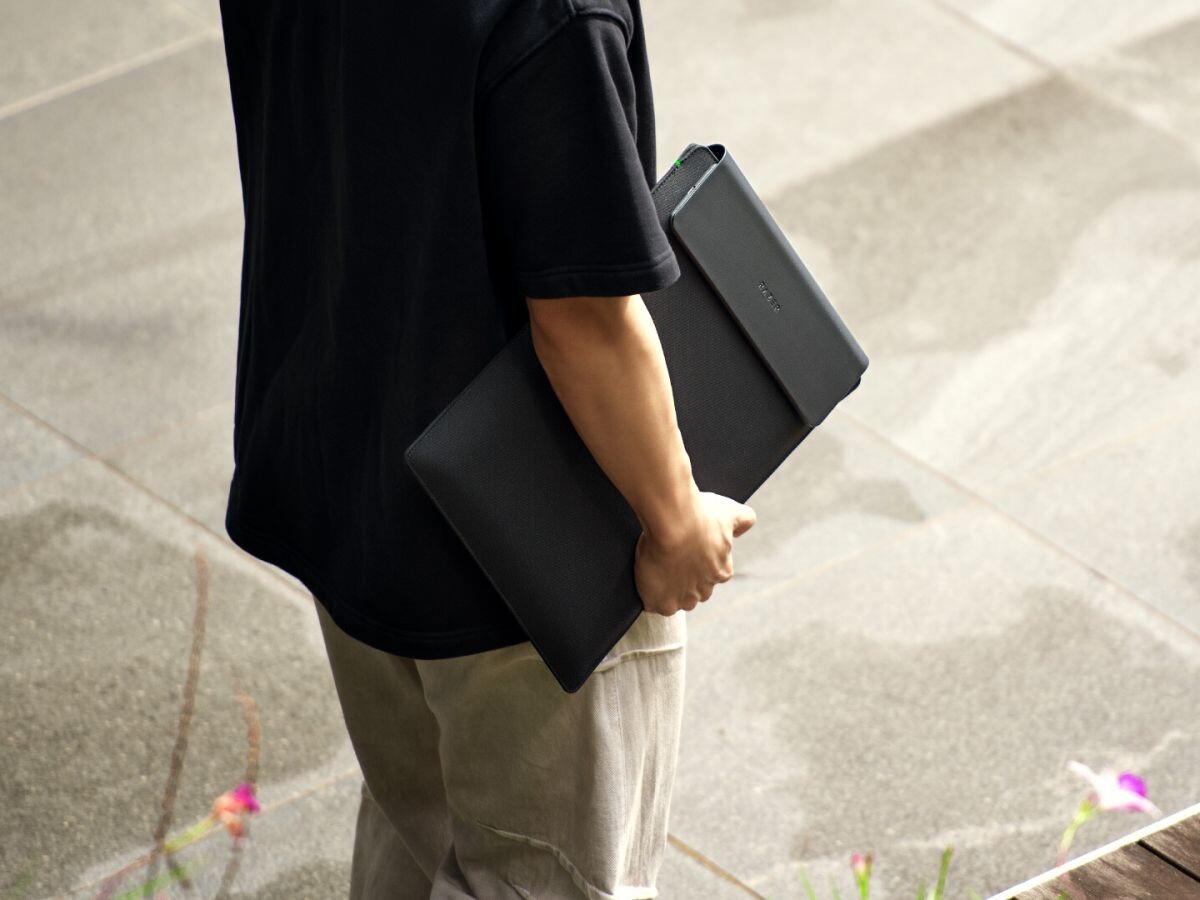    Razer выпустила чехол для ноутбука со встроенной беспроводной зарядкой