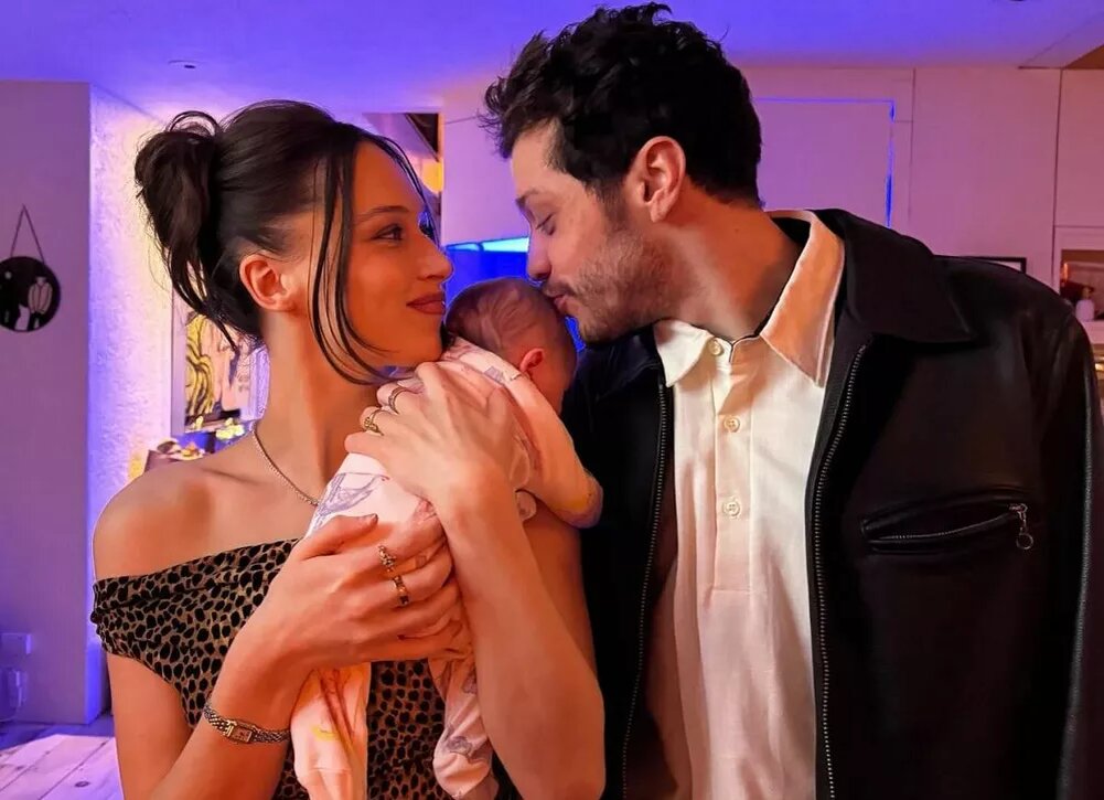    Девушка Пита Дэвидсона стыдится того, что не кормит новорожденную дочь грудью